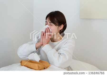 女人睡著時擤鼻涕 136846766