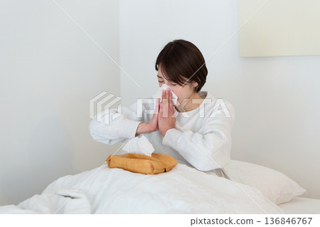 女人睡著時擤鼻涕 136846767