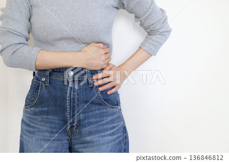 女子手側疼痛，顯示健康狀況不佳 136846812