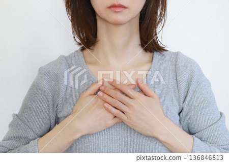 女子雙手按胸，畫面顯示心悸和焦慮 136846813