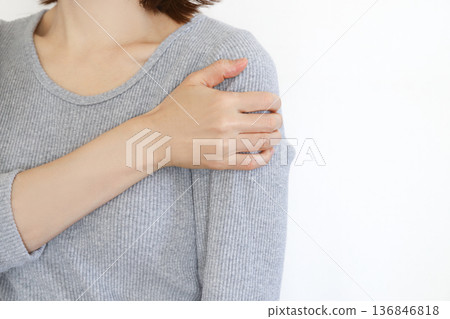Upper body of a woman feeling shoulder pain Stiff shoulders image Upper body of a woman feeling shoulder pain Stiff shoulders image 136846818