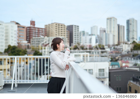 女人在屋頂上放鬆 女人在屋頂上放鬆 136846860