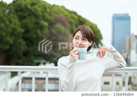 女人在屋頂上放鬆 女人在屋頂上放鬆 136846864