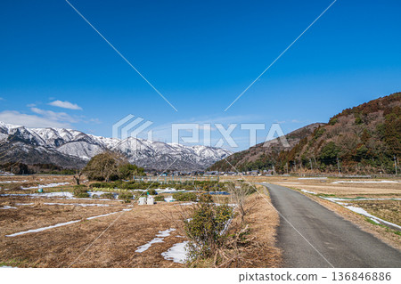 滋賀縣高島市牧野町早春鄉村景色 136846886