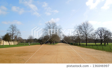 英國牛津,冬日陽光燦爛的日子裡,一座靜謐的公園。 英國牛津,冬日陽光燦爛的日子裡,一座靜謐的公園。 136846997