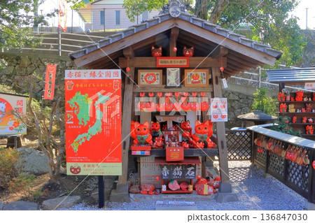 Fukumaneki Red Cat (Fukura Tenmangu Shrine, Usuki City) Fukumaneki Red Cat (Fukura Tenmangu Shrine, Usuki City) 136847030