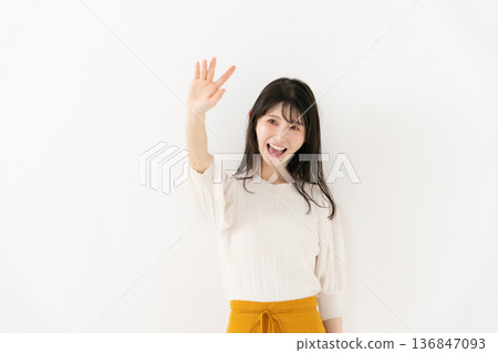 中年婦女揮手肖像 136847093