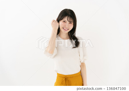 中間女性肖像拳頭姿勢 136847100