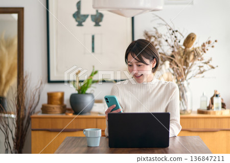 智能手機的女人 136847211