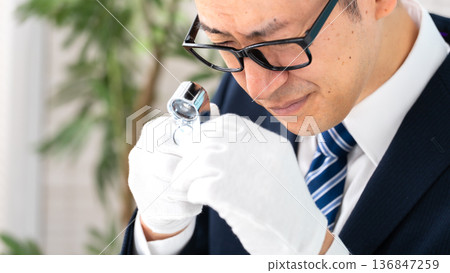 一名男子正在進行評估 136847259