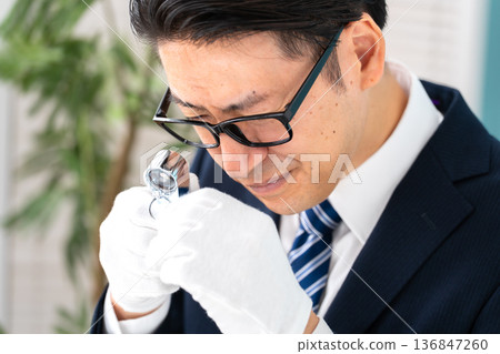 一名男子正在進行評估 136847260