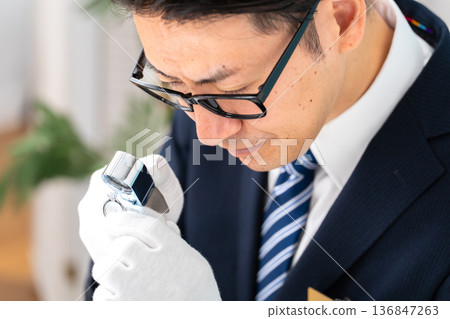 一名男子正在進行評估 136847263