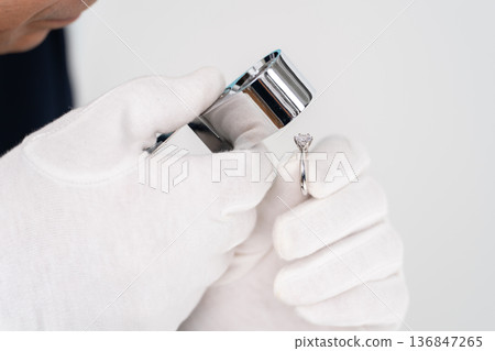 一名男子正在進行評估 136847265