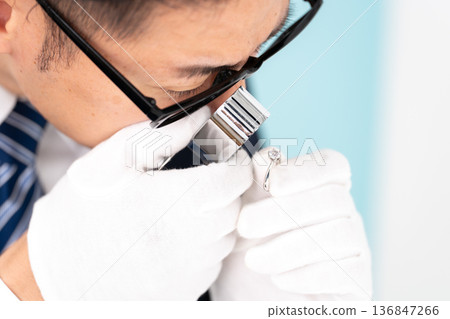 一名男子正在進行評估 136847266