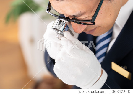 一名男子正在進行評估 136847268