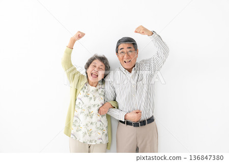 精力充沛的老夫婦擊拳 136847380
