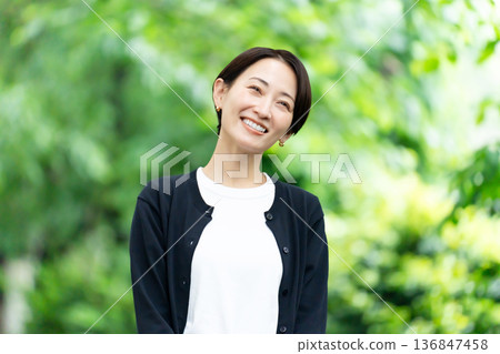 中間女性新綠色 136847458