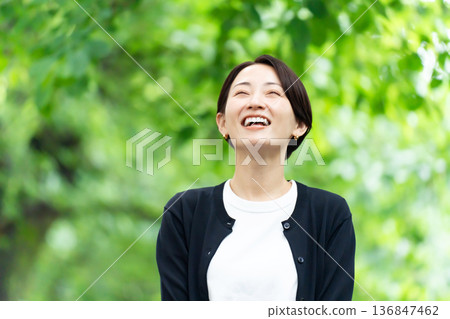 中間女性新綠色 136847462