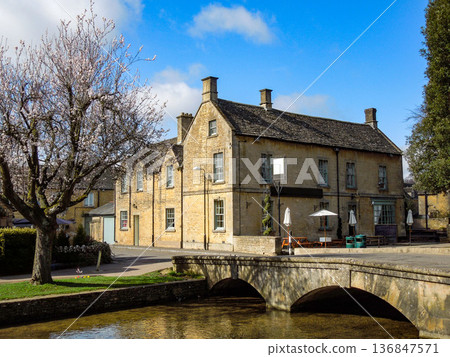 Stone bridge and streetscape of Bourton-on-the-Water, Cotswolds, England Stone bridge and streetscape of Bourton-on-the-Water, Cotswolds, England 136847571