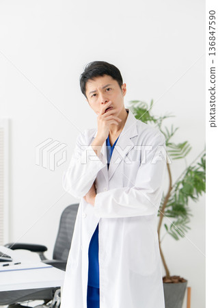 身穿白大褂的醫護人員在思考 136847590