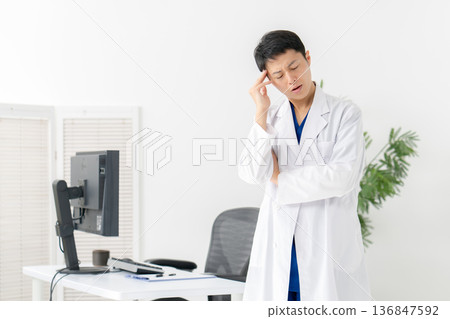 身穿白大褂的醫護人員在思考 136847592