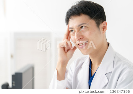 身穿白大褂的醫護人員在思考 136847596