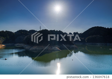 Narafume Dam, where drought continues - 2026 early spring evening scene - the evening sun illuminating the lake surface① Narafume Dam, where drought continues - 2026 early spring evening scene - the evening sun illuminating the lake surface① 136847618
