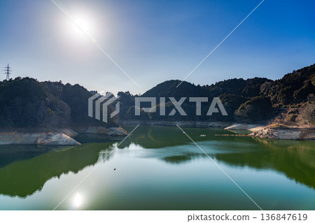 Narafume Dam, where drought continues - 2026 early spring evening scene - The evening sun illuminating the lake surface ② Narafume Dam, where drought continues - 2026 early spring evening scene - The evening sun illuminating the lake surface ② 136847619