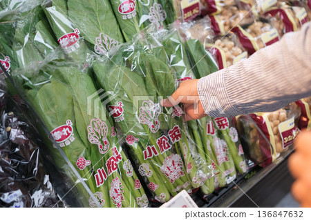 Senior man shopping at hand Senior man shopping at hand 136847632