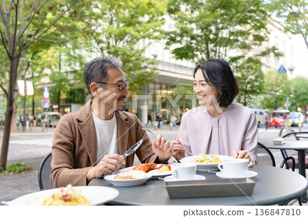 一對情侶在露臺上享用午餐 136847810