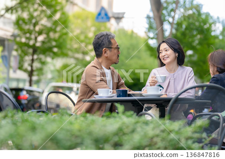 一對情侶在露台上用手機點餐。 136847816