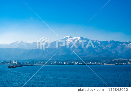 Sado Island in winter: The snow-covered Osado Mountains 136848020