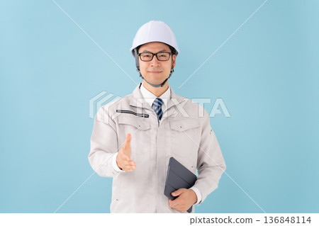 身穿工作服的男人們握手 136848114