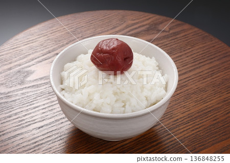 米飯配醃梅子 米飯配醃梅子 136848255