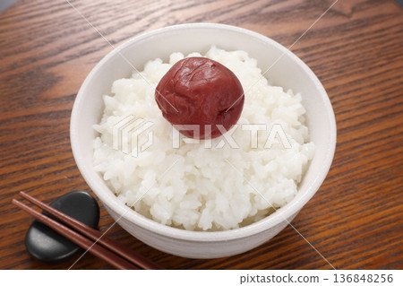 米飯配醃梅子 米飯配醃梅子 136848256