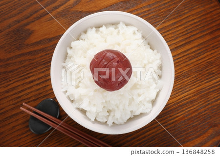 米飯配醃梅子 136848258