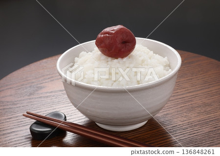 米飯配醃梅子 米飯配醃梅子 136848261
