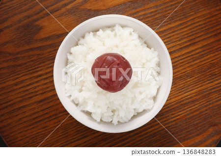 米飯配醃梅子 136848283