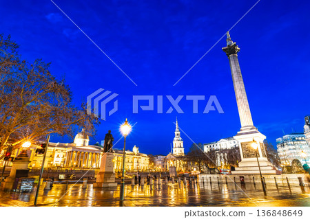 倫敦：燈光璀璨的特拉法加廣場和國家美術館 136848649