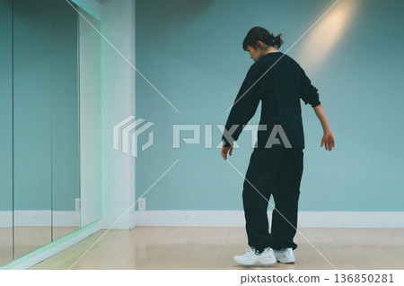 一位站姿酷炫的嘻哈女舞者 136850281