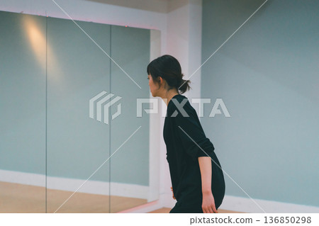 dancing, hip hop, female 136850298