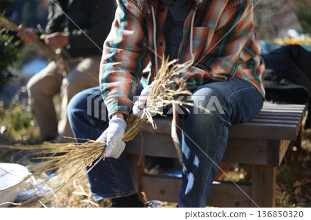 Making shimenawa Making shimenawa 136850320
