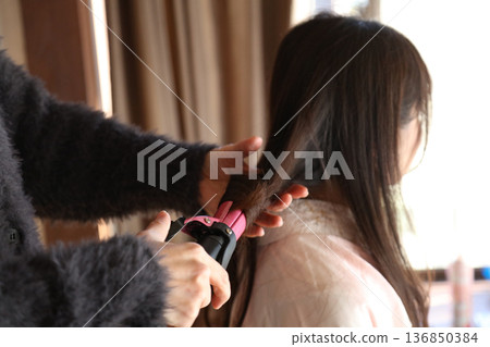 一個做頭髮化妝的女人 一個做頭髮化妝的女人 136850384