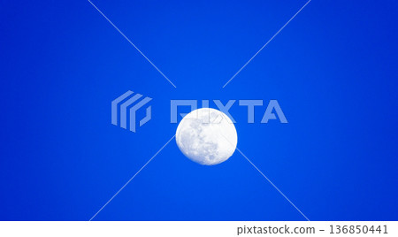 夜空中漂浮的月球景觀 夜空中漂浮的月球景觀 136850441