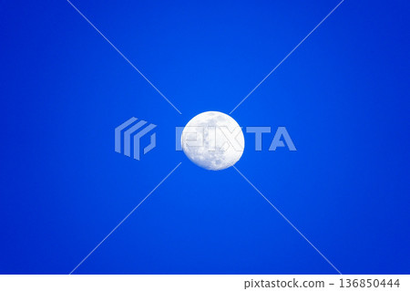 夜空中漂浮的月球景觀 夜空中漂浮的月球景觀 136850444