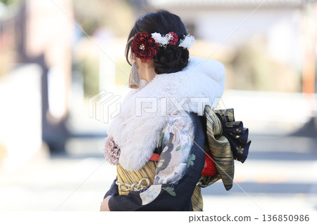 A woman in a kimono 136850986