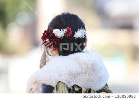一個穿著和服的女人 一個穿著和服的女人 136850988