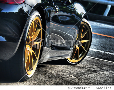 時尚的黑色跑車 時尚的黑色跑車 136851163