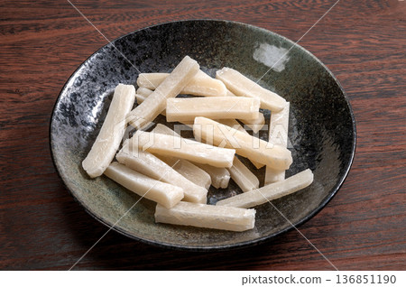 Japanese dried rice cakes Japanese dried rice cakes 136851190