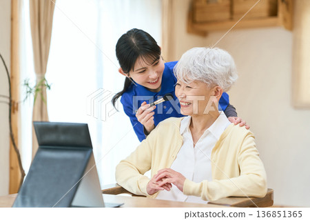 護理人員在家庭探訪期間為老人梳洗打扮 136851365